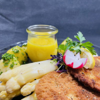 Portion Spargel mit Petersilienkartoffeln und Schnitzel